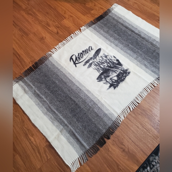 Rusk & Finch Wool Lap Knee Salmon Rotorua New Zealand Blanket Throw - Picture 3 of 7